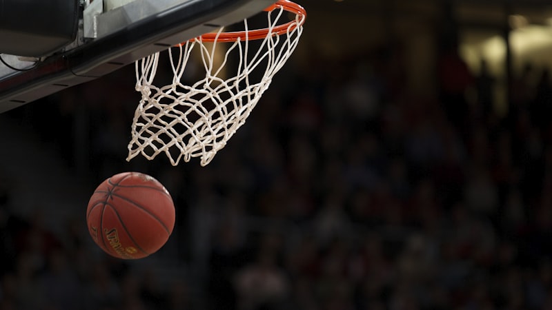 NBA篮球运动员在赛场上激烈对抗的瞬间特写